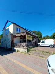 Гостиничный комплекс в г. Туапсе, Краснодарский край, 746,6 кв.м, магазин с автосервисом 226,5 кв.м, право аренды земли. Состав: нежилое здание - гостиница со встроенным кафе, 746,6 кв.м, КН 23:51:0302008:432, 3 этажа; нежилое здание - магазин с автосервисом, 226,5 кв.м, КН 23:51:0302008:431, 2…