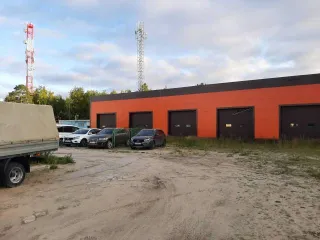 Нежилое здание (объект придорожного сервиса, 1/2 доля в праве общей долевой собственности), площадью 1164 кв.м., кадастровый номер: 89:12:110605:372, по адресу: ЯНАО, г. Ноябрьск, ул. Школьная, д. 6а, и земельный участок (3/16 доли в праве общей долевой собственности), площадью 5916 кв.м…