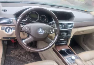 Автомобиль легковой седан, марки Mercedes Benz E 300, 2010 года выпуска, цвет: красно коричневый, № шасси  рамы : отсутствует, модель, номер двигателя: 27295231760974, рабочий объем: 2996 куб. см., мощность  кВт/л.с. : 170.000/231.0, VIN: WDD2120541A385027  автомобиль в исправном состоянии, пробег …