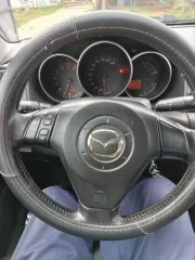 Mazda 3 2005 года, 105 л.с., пробег 570 047 км. Автомобиль после ДТП, оценивается как удовлетворительное, в исправном состоянии на ходу. Пороги и днище кузова не имеют глубокой коррозии. Двигатель работает без нареканий. Лобовое стекло менялось. Коробка передач механическая. Требуется замена…