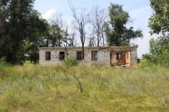 Земельный участок 1000 кв.м и здания Воронежская область, расположенные по адресу: Воронежская область, р-н Верхнемамонский, с. Нижний Мамон (Нижнемамонское 1-е с/п), ул. 8 Марта, д. 71 Земельный участок площадью 1000 кв.м; здание ветлечебницы площадью 95,3 кв.м; изгородь протяженностью 180 м…