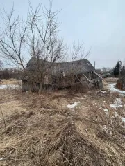 Нежилое здание (кад. номер 40:24:110102:60, пл. 70,6 кв.м., адрес: Калужская обл., Юхновский р-н, д. Кулиги, д. 7) и земельный участок под здание магазина (кад. номер 40:24:110102:45, площадью 200 кв. м., адрес: Калужская обл., Юхновский р-н, д. Кулиги, д. 7)