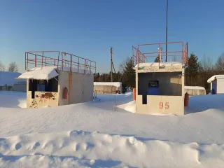 Сооружение: База ГСМ, кадастровый номер: 86:07:0000000:889, площадь застройки 822 кв.м., адрес: ХМАО Югра, Октябрьский р н, пгт Андра, мкр н Спортивный, строен.9а,  которая состоит: 1 . из территории хранения нефтепродуктов, которая включает:   емкости по 2000л.  2шт.     емкости 400л.  1шт.    …