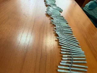 Годные остатки изделий: крышка-заглушка для фары автомобиля из резины черного цвета 80 штук, патрон для лампочки 41 штука, заглушки из резины черного цвета 122 штуки, элемент крепления из пластмассы белого цвета 40 штук, патрон для лампочки из пластмассы серого цвета 40 штук, элемент крепления из…