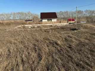Земельный участок 1010 кв.м и дом 74,46 кв.м, Барнаул, Алтайский край. Земельный участок, расположенный по адресу: Российская Федерация, Алтайский край, г. Барнаул, п. Центральный, ул. Ярославская, дом 12, площадь 1010, уточненная площадь, погрешность 22.0 кв.м, категория: земли населенных пунктов…