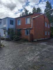 Здание склада с офисами 301,6 м² и участок 835 м², Сургут. Земельный участок, кадастровый номер: 86:10:0101212:894, площадь: 835 +/- 6 м2, категория земель: земли населенных пунктов, и нежилое здание — склад с офисными помещениями, 2 этажа, кадастровый номер: 86:10:0101212:524, площадь: 301.6 м2…