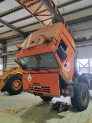 КамАЗ 44108-10 2010 года выпуска, седельный тягач. Цвет оранжевый. VIN: XTC44108KA2377492. Государственный номер: Р324УМ86. Номер двигателя: А2584572. Мощность: 180.2 л.с. (245.0 кВт). Рабочий объем: 10850 куб. см. Номер кузова: 2183479. Экологический класс: третий. Имущество в залоге. По данным…