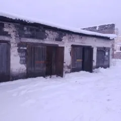 нежилое здание гаража площадью 67,1 кв. метра  с кадастровым номером 66:09:0401008:493, расположенное по адресу: Свердловская область, район Верхотурский, г. Верхотурье, ул. Воинская, д. 2, и земельный участок, на котором расположено здание, с кадастровым номером 66:09:0401008:1046 площадью 173,0…