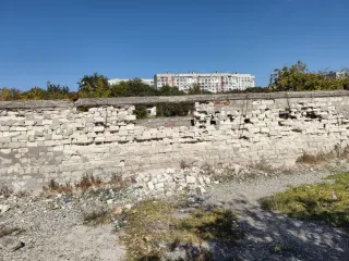 Комплекс из 11 и одноэтажных нежилых зданий в неудовлетворительном состоянии и 1 го сооружения общей площадью 2 521,10 кв.м.  кад.№ 90:19:010113:26693, 379,8 кв.м., склад  кад.№ 90:19:010113:367, 207 кв.м., мастерские гараж  кад.№ 90:19:010113:368, 135,2 кв.м., механические мастерские  кад.№…