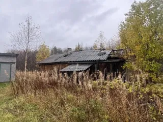 Нежилое здание 56,5 кв.м и земельный участок 314 кв.м, Республика Карелия Нежилое здание, с кадастровым номером 10:11:0000000:1973, общей площадью 56,5 кв.м., расположенное по адресу: Республика Карелия, р-н. Беломорский, с. Сумский Посад, ул. Набережная, д. б/н (далее – Здание), а также земельный…