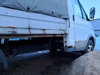 ГАЗ-3302 2003 года, цвет кузова снежно-белый. VIN: XTH33020031880306, категория ТС – В. Мощность двигателя 72.2 кВт, рабочий объем 2285 куб. см. Разрешенная максимальная масса 3500 кг, масса без нагрузки 1900 кг.