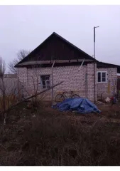 1/2 доля жилого здания площадью 51 кв.м, кадастровый номер 30:01:150206:85, и 1/2 доля земельного участка площадью 570 кв.м, категория земель: земли населенных пунктов, разрешенное использование: 2.1 малоэтажная жилая застройка индивидуального строительства, кадастровый номер 30:01:150206:244…
