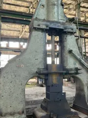 Молот ковочный паровоздушный М-1343 1969 года выпуска, инвентарный номер 220871. Внешне не разукомплектован, возможно отсутствие деталей.