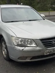Hyundai Sonata 2009 года, VIN: KMHEU41MP9A709015. Автомобиль в нормальном состоянии, на ходу, имеется вмятина на заднем правом крыле.