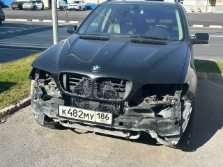 BMW X5 2006 года, черный, 231 л.с., пробег 380000 км, полный привод, АКПП, VIN: 5UXFA13536LY27842. Требуется ремонт КПП и двигателя, отсутствует передний бампер, черный выхлоп, автомобиль не на ходу.