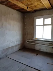 Дом 30.8 кв.м, участок 1200 кв.м, Курганская обл., Звериноголовский район, с. Круглое, ул. Озерная, дом 13. Дом частично разрушен, требует ремонтных работ. Кадастровый номер дома: 45:05:010801:1029, участка: 45:05:010801:973.