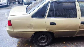 Автомобиль Daewoo Nexia GLE 2011 года, госномер Х825АК142, VIN XWB3K32CDBA264653. Кузов со следами коррозии на арках, дверях, порогах и капоте, трещина на ветровом стекле и сколы. Установлена защита ДВС и КПП, не работает стрелка указателя скорости, требуется замена датчика скорости. Тонировка…