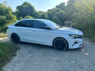 Geely Emgrand 2023 года, 122 л.с., 178316 км, АКПП, VIN: LB3F31031PG026812, цвет кузова белый. Находится на хранении у должника: Россия, Краснодарский край, г. Геленджик, СНТ "Контур", ул. Пчелиная, д. 14. Все фото автомобиля сделаны летом 2026 г. Автомобиль в настоящее время технически исправен.