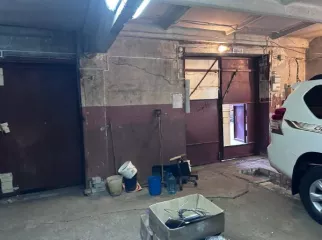 Имущество расположено по адресу: Ярославская область, г. Рыбинск, ул. Большая Казанская, д. 44, с земельным участком, в составе: Здание, кадастровый номер 76:20:080502:19, назначение: нежилое, количество этажей 5, в том числе подземных 1, площадь 1436,8 кв. м, местоположение: Ярославская область…