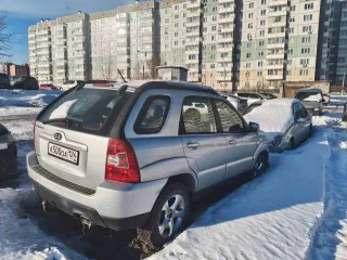 Kia Sportage, 2009 года, 141 л.с., серого цвета, VIN: XWEKH812DA0000618, ПТС 39 МУ 013369. Автомобиль имеет повреждения: заднее левое крыло - нарушение ЛКП (потертости), царапина длиной 80-90 см над передней и задней левой дверью (нарушение ЛКП), накладка передней левой двери - нарушение ЛКП…