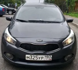 Kia Ceed 2012 года выпуска, VIN: XWEHN512BD0000924, цвет кузова серый. Рабочий объем двигателя 1591 см³, мощность 95 кВт/129 л.с., экологический класс 4, тип транспортного средства легковой.