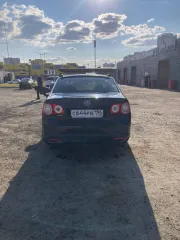 Volkswagen Jetta 2010 г.в. VIN XW8ZZZ1KZAG505813 Пробег 228 617 км. На автомобиле имеются царапины/потертости на переднем бампере, следы коррозии правого и левого передних крыльев, по кузову автомобиля имеются небольшие сколы. Со слов должника: есть проблемы с коробкой передач ("пинается"), с…