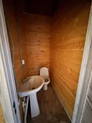 Жилой дом пл. 168,8 м² и земельный участок 1000 м² в Иркутской области, сельское поселение Хомутовское, деревня Куда, Галины Кирилловой ул, д.13. Кадастровые номера: дом — 38:06:100922:10687, участок — 38:06:100922:3109.