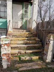 Жилое здание, площадь: 40,4 кв.м., кадастровый номер: 30:04:010106:10593 и земельный участок, площадь: 399 кв.м., категория земель: Земли населенных пунктов, разрешенное использование: Для ведения личного подсобного хозяйства, кадастровый номер: 30:04:010103:175, Адрес (местоположение): обл…