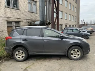 Toyota RAV4. На ходу. Сколы и трещина на лобовом стекле, вмятина на заднем правом крыле, отсутствует запасное колесо. Ключи — 2 комплекта.