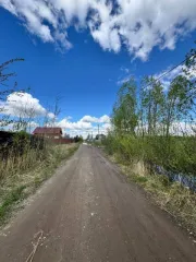 Земельный участок 1100 кв.м., Московская область, Ногинский район, д. Следово, кадастровый номер 50:16:0203022:112, площадь 1100, виды разрешенного использования объекта недвижимости: малоэтажная жилая застройка. На участке коммуникаций нет, электричество по границе участка.