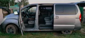 Hyundai Starex 2011 года, серый цвет. VIN: KMJWA37JBBU332444. Автомобиль видимых существенных повреждений не имеет, кроме естественных следов эксплуатации. На момент осмотра запустить двигатель и проверить возможность движения не представилось возможным, по неизвестным причинам (не завелся).