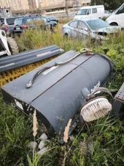 Мини-погрузчик Bobcat S850 заводской номер ACSL11164 Навесное оборудование щетка с бункером Sweeper Bucket 84 серийный номер А00А01354 снегоуборочный отвал V-Blade 84 серийный номер 084001021 угловая метла Angle Broom 84 серийный номер 231416282