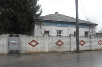 Одноэтажное деревянное обложенное кирпичом административное здание военного комиссариата 275.9 м², здание гаража 74.1 м², здание гаража 57.3 м², земельный участок 1295 м², ограждение территории. Объекты расположены по адресу: Волгоградская область, Кумылженский район, ст-ца Кумылженская, ул…