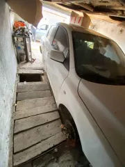 Автомобиль марки MAZDA 3, 2005 года выпуска, Идентификационный номер  VIN  JMZBK14F261349739, цвет Белый, является технически не исправным, требует ремонта двигателя, отсутствует часть деталей двигателя, отсутствуют колеса. Является предметом залога в ООО МКК  КАРМАНИ