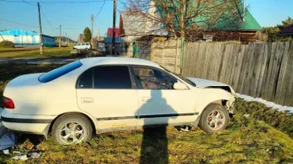 Toyota Corona 1994 года, 115 л.с., пробег 300000 км, АКПП. ГРЗ Р765ТУ42, VIN отсутствует, номер кузова AT1900129929, цвет белый. Поврежден кузов, аккумулятор, генератор, кассета радиатора. Состояние двигателя и КПП неизвестно. Пластиковые элементы в салоне скрипят, некоторые имеют повреждения…