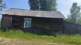 Нежилое здание с кад. номером 70:04:0100016:376, 40 кв.м., по адресу: Томская обл., р-н Верхнекетский, п. Центральный, ул. Советская, д.15, расположенное на земельном участке, принадлежащем муниципалитету (условия пользования никак не оформлены).