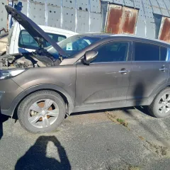 Kia Sportage SLS 2013 года выпуска. Идентификационный номер (VIN): XWEPC811BD0017017. Цвет кузова: Коричневый. Рабочий объем двигателя: 1998 см³, мощность 110.3 кВт (150 л.с.). Экологический класс: 4. Тип транспортного средства: Легковой универсал.