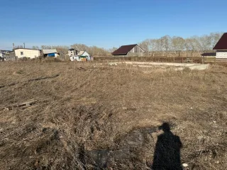 Земельный участок 1010 кв.м и дом 74,46 кв.м, Барнаул, Алтайский край. Земельный участок, расположенный по адресу: Российская Федерация, Алтайский край, г. Барнаул, п. Центральный, ул. Ярославская, дом 12, площадь 1010, уточненная площадь, погрешность 22.0 кв.м, категория: земли населенных пунктов…