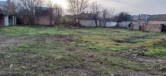 Право аренды земельного участка площадью 1335 кв.м. с кадастровым номером 23:42:0205003:11, расположенного по адресу: Краснодарский край, Ейский район, Ейское городское поселение, город Ейск, улица Б. Хмельницкого, 105. Разрешенное использование: «амбулаторно-поликлиническое обслуживание 3.4.1»…