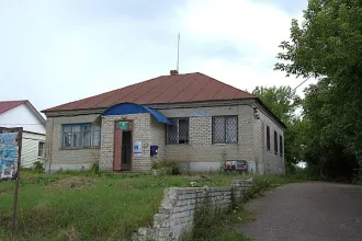 Земельный участок 926 м² и здание дома быта 131 м², Липецкая область. Объект 1: земельный участок, площадь 926 +/- 21, кадастровый номер 48:17:0600206:16; объект 2: здание, кадастровый номер 48:17:0000000:553; расположенные по адресу: Российская Федерация, Липецкая область, Хлевенский муниципальный…