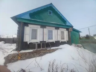 Жилой дом и земельные участки по адресу: Оренбургская область, Шарлыкский район, село Ратчино, улица Советская, дом 33. Площадь дома 36.2 кв. м. Площадь первого земельного участка 1154 кв. м, площадь второго земельного участка 1601 кв. м. Общая площадь земельных участков 2755 кв. м. Вид…