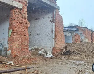 Единый недвижимый комплекс с кадастровым номером 11:04:0201001:389, (Производственный комплекс) состоящий из 5 объектов: - Гараж с ремонтной мастерской, кадастровый номер 11:04:0201001:259, площадью 1728 кв. м склад №3 кадастровый номер 11:04:0201001:255, площадью 37,3 кв. м Склад №2 кадастровый…