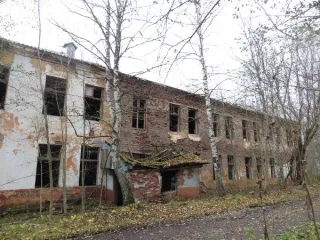 Земельный участок 2250 кв.м и здание казармы 1086,6 кв.м, Архангельская область. Участок площадью 2250 кв.м, кадастровый номер 29:16:241401:138, с расположенным объектом недвижимости – нежилое здание (казарма) площадью 1086,6 кв.м, кадастровый номер 29:16:000000:1577. Категория земель – земли…