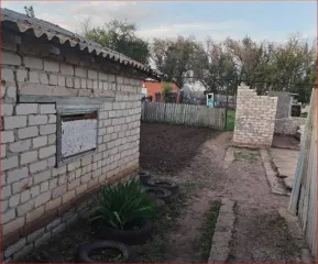 1/6 доля жилого дома 83,2 кв.м и 1/6 доля земельного участка 716 кв.м, кадастровый номер 64:20:032101:809 и кадастровый номер 64:20:032101:122, адрес: 413083, Саратовская обл, Марксовский р-н, Калининское с, Мира ул, дом № 4/1. Ограничение прав и обременение объекта недвижимости: Ограничения прав…