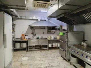 Помещения подвала и 1-го этажа, 1061,4 кв.м, ул. Сыртлановой, д. 9А, кадастровый номер 16:50:160205:4380. Вид ограничений и обременений: нет. Назначение нежилого помещения: нежилые помещения.