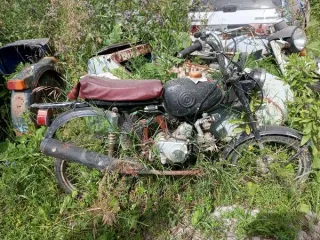 Moped. Механическое транспортное средство мопед, без государственного регистрационного знака, VIN отсутствует. Марка, модель: нет информации. Год выпуска: нет информации. Мощность двигателя: нет информации. Экологический класс: нет информации.