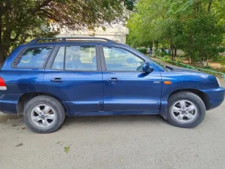 Hyundai Santa Fe Classic 2012 года, госномер У138ОХ161, VIN X7MSC81VPCA019825, синего цвета. По кузову имеются мелкие сколы ЛКП, на лобовом стекле трещины, задняя левая дверь повреждена (вмятина), задний бампер имеет царапины ЛКП, потертости ручек, пробег 111 961 км, документы и ключи не…