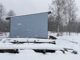 Земельный участок, кадастровый номер 47:16:0432002:552, площадь: 1100 +/-12 кв.м, тип собственности: Общая собственность. Адрес: Российская Федерация, Ленинградская область, Кировский муниципальный район, Синявинское городское поселение, г. п. Синявино, ул. Новая, з/у 7, 
Здание, кадастровый номер…