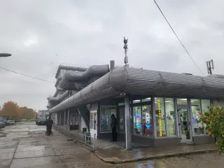 Нежилое помещение с кадастровым номером 39:15:142020:3070, общей площадью 53,1 кв.м., расположенное по адресу: Калининградская обл., г. Калининград, ул. Интернациональная, д. 30, корп. 1, пом. IV. Помещение находится в ТЦ "Yuzhny".