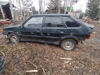 ВАЗ 2114, 2007 года, черный, 1.6 л (81 л.с.), пробег 300000 км. VIN: XTA21144074457740. Двигатель и коробка передач в хорошем рабочем состоянии. Требует ремонта: отсутствует аккумулятор, имеются сколы, царапины и очаги сквозной коррозии на крыльях, порогах и дверях. Возможны другие скрытые…